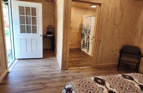 Holcomb Resort | Amazing Retreat Property: Massive Luxury Lodge - Ensuite & Rustic Cabins for 80+