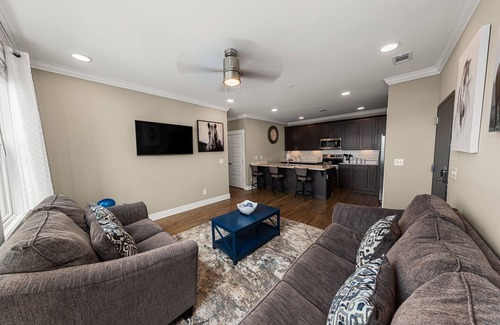 The Nations House | Amazing Reviews-Great Location-Minutes To Downtown!