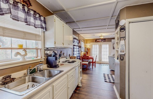Otto House | Amazing riverfront retreat with grazing horses, great views, & firepit - dogs ok