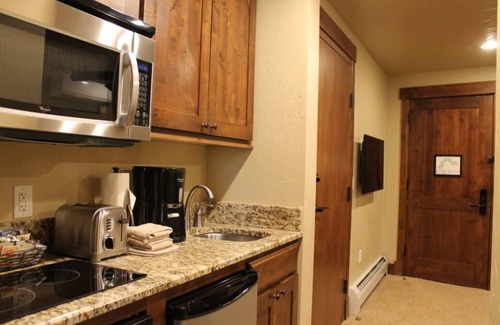 Breckenridge Apartment | Amazing Ski-in-Ski-out 5-star hotel condo that sleeps 8-10 and free parking