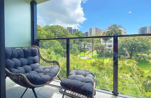Newton Apartment | Amazing SkyTower & Park View vs Aircon, Pool & Gym