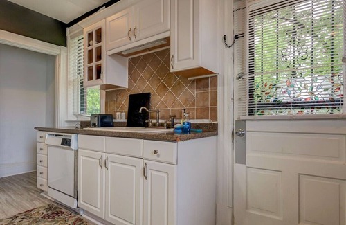 Walnut Hills House | *Amazing* Sleeps 17 -6 bedrooms-5min from Downtown