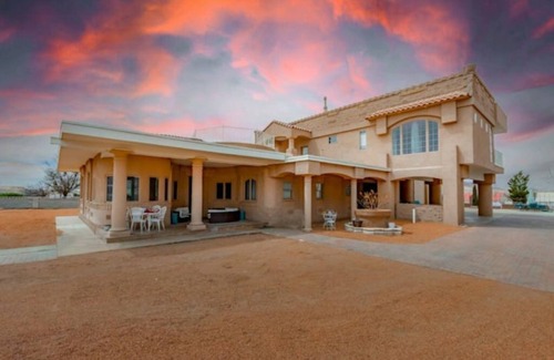 Los Lunas House | Amazing Spacious Castle House!