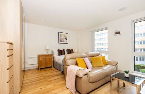 St. Mary's Park Apartment | Amazing Studio, 2 min Imperial Wharf, 5 min Thames