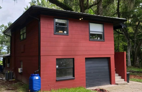 Floral City Apartment | Amazing studio a stones throw from a lake