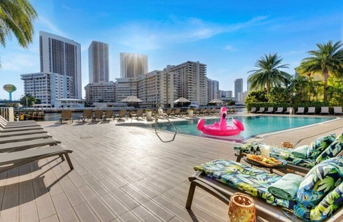 Hallandale Beach Condo | Amazing Studio: Pool, Beach and Balcony Enjoyment.