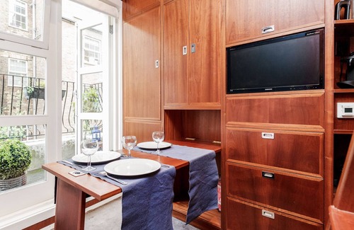 Warwick Apartment | Amazing Studio with Balcony in Westminster