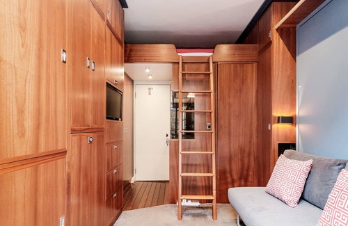 Warwick Apartment | Amazing Studio with Balcony in Westminster