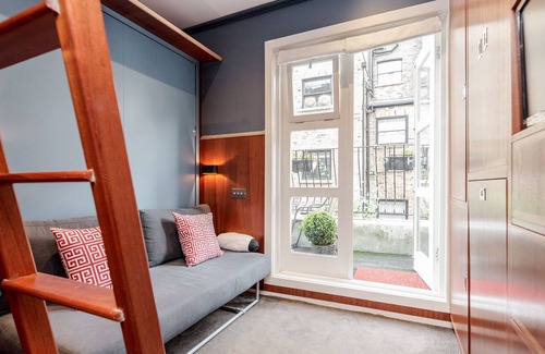 Warwick Apartment | Amazing Studio with Balcony in Westminster