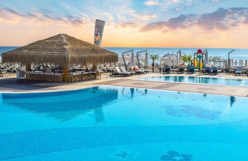 Lozenets Apartment | Amazing Suite With Beachfront Access And Pool