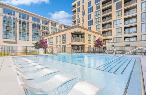 Mile Square Apartment | Amazing Townhome in Indy | Free Parking | Gym