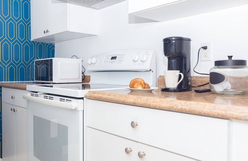 Edgewater Apartment | Amazing unit with balcony - Art District - near beach - Free Parking!