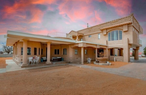 Los Lunas House | Amazing Upscale home with the Best views! 20 minutes to airport. Awesome swimspa