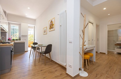 Gianicolense Apartment | Amazing Viale Trastevere with Terrace