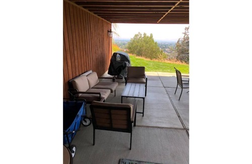 Yakima Apartment | Amazing view! 2 Bedrooms, pool table, BBQ, patio!