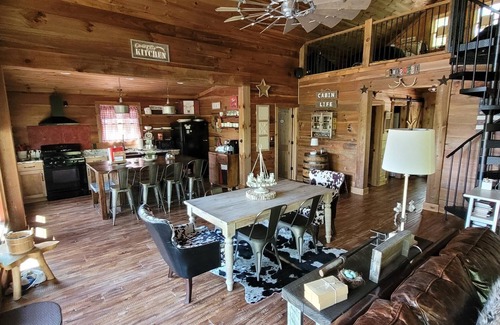 Blue Ridge Cabin | Amazing View - 5M to BR - Private - 2 King rooms on main - Hot tub - Fire Pit