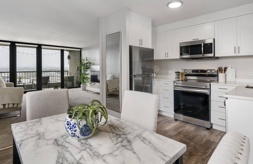 Downtown Portland Apartment | Amazing View High rise Condo in the heart of Downtown Portland with balcony