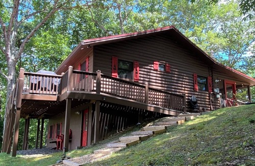 Murphy Cabin | Amazing view,sleeps 7 hot tub,Wi-Fi, game room,fire pit total privacy on 4 acres