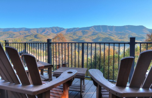 Gatlinburg - Pigeon Forge Cabin | Amazing View -Smoky Mountain View Getaway ~ Cozy Feel, Like Home!