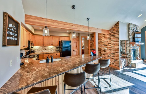 Old Town Condo | AMAZING VIEWS and PRIVATE Hot Tub! Walk to Winter Park Resort!