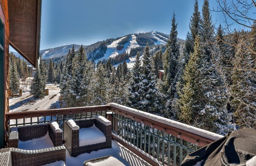 Old Town Condo | AMAZING VIEWS and PRIVATE Hot Tub! Walk to Winter Park Resort!