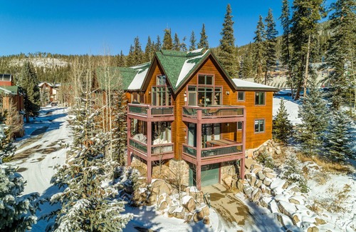 Old Town Condo | AMAZING VIEWS and PRIVATE Hot Tub! Walk to Winter Park Resort!