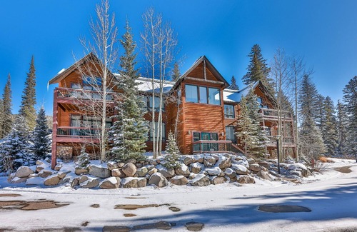 Old Town Condo | AMAZING VIEWS and PRIVATE Hot Tub! Walk to Winter Park Resort!