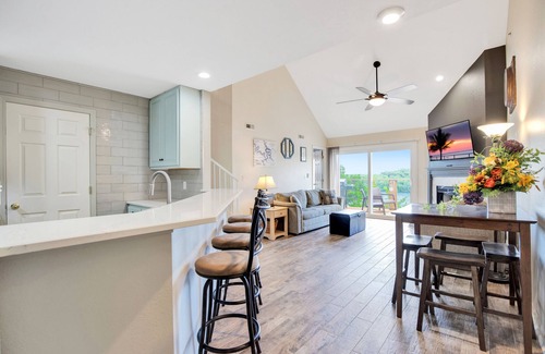 Kaiser Condo | Amazing Views from Balcony, Loft & Gated Pool