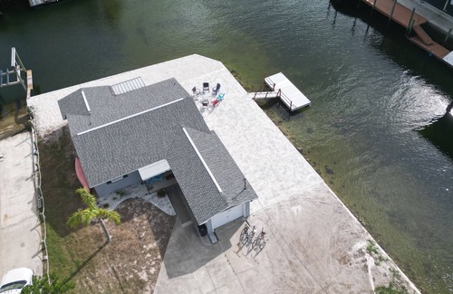 Hudson Beach Estates House | AMAZING views from this COZY cottage on the water