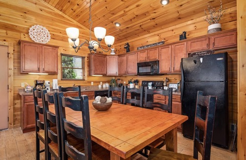 Gatlinburg Cabin | Amazing views! Great for couples & families. Near skiing in Gatlinburg