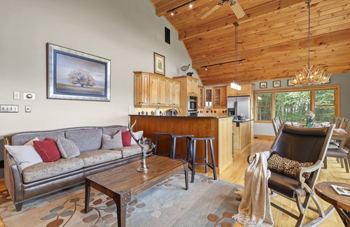 Beech Mountain Cabin | Amazing Views*HotTub*Sauna*GameRooms Dog-friendly!