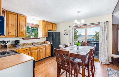 Ridgeway Cabin | Amazing Views, Hot Tub, Fire Pit, Deck & Fireplace