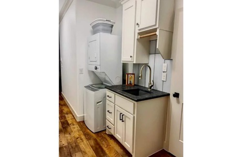 South Arlington House | Amazing Views! Nature 3 Porches Wi-fi Secluded .5mi to downtown dine/shop
