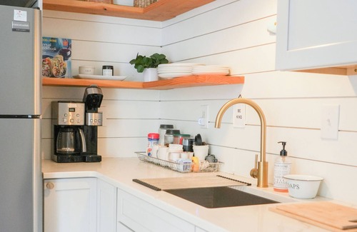 West End Apartment | Amazing West End apartment walkable to downtown and the waterfront.