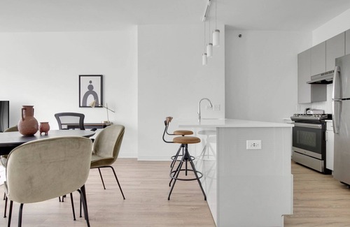 West Loop Apartment | Amazing West Loop 1BR w/Gym & Pool in heart of Greektown, by Blueground