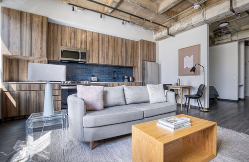 Near West Side Apartment | Amazing West Loop Jr 1BR w/Rooftop & Dog Wash, nr L, by Blueground
