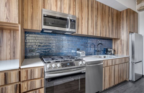 Near West Side Apartment | Amazing West Loop Jr 1BR w/Rooftop & Dog Wash, nr L, by Blueground