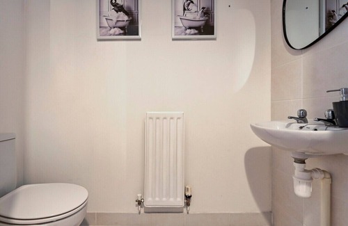 Barnt Green House | Amber House; Modern Comfortable Home - BHX/NEC/JLR