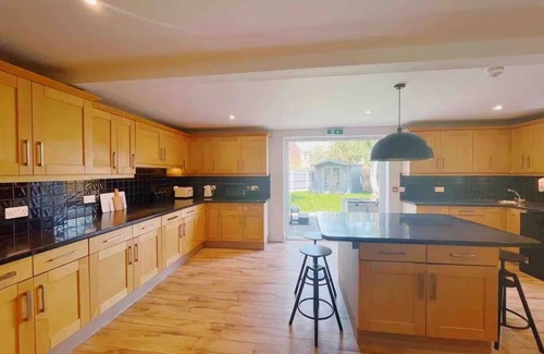 Gorleston-on-Sea House | Amber House - Stunning 8 Bedroom House