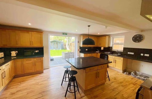 Gorleston-on-Sea House | Amber House - Stunning 8 Bedroom House