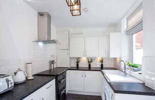 York House | Amberley House - with Hot Tub with Free Parking