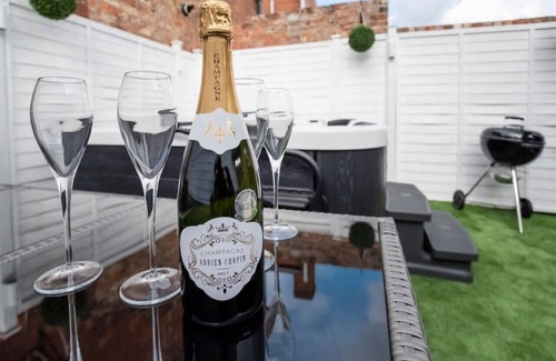 York House | Amberley House - with Hot Tub with Free Parking