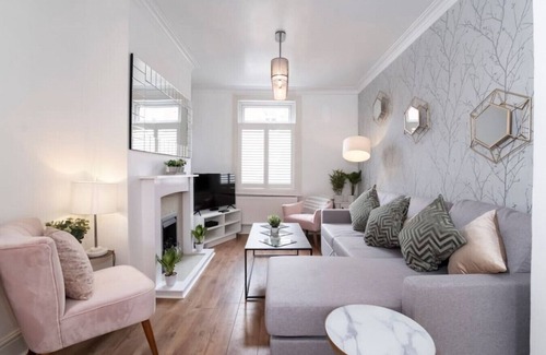 York House | Amberley House - with Hot Tub with Free Parking