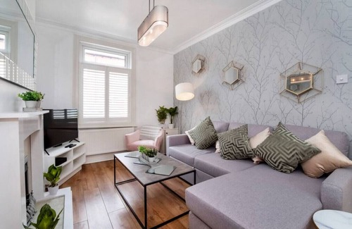 York House | Amberley House - with Hot Tub with Free Parking