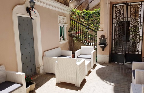 Tropea Apartment | Ambra: centre, wi fi, 5min. walk beach, 10 min walk train station