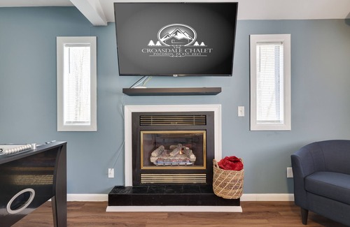 Thornhurst Ski Chalet | Amenity Filled Private Getaway on a cul-de-sac w/AC, King Bed, Fire Pit & Games