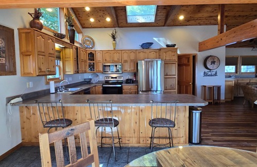 Mountainside House | American Dream- 5 bedroom dog-friendly with hot tub, pool table and more!
