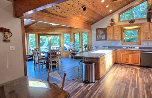 Mountainside House | American Dream- 5 bedroom dog-friendly with hot tub, pool table and more!
