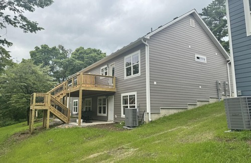 Versailles House | American Pharoah Cottage | 3BR Downtown Versailles