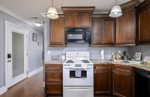 Jeffersonville Apartment | American Pharoah Twin Spires Suite